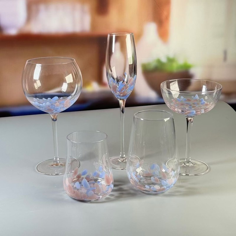 calidad Marrón personalizado soplado a mano Confetti medio libre de plomo cristal de vidrio de vino Set copa elegante y duradera elección para el servicio de bebidas fábrica