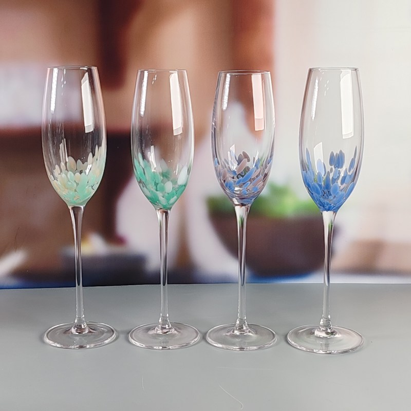 calidad Marrón personalizado soplado a mano Confetti medio libre de plomo cristal de vidrio de vino Set copa elegante y duradera elección para el servicio de bebidas fábrica