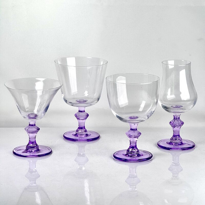 calidad 4‑Pack Vintage Purple Stem Wine Glasses, Assorted Shapes Clear Cup with Decorative Purple Stem, Handblown Glass Goblets for Wedding Party Home Tabletop Decoration fábrica