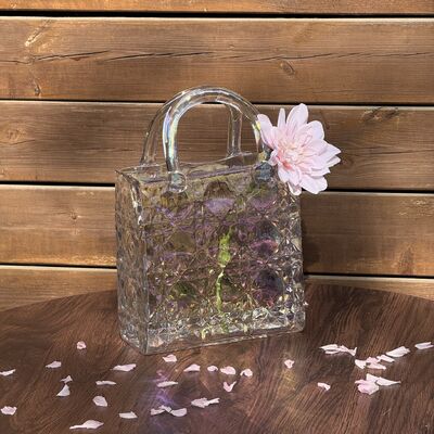 calidad Hand-Blown Diamond Pattern Glass Handbag Vase - Versatile Decorative Centerpiece for Home & Wedding Decor fábrica