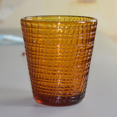 calidad Modelo de lino grabado en relieve Amber Glass Tea Light Holders sólida fábrica