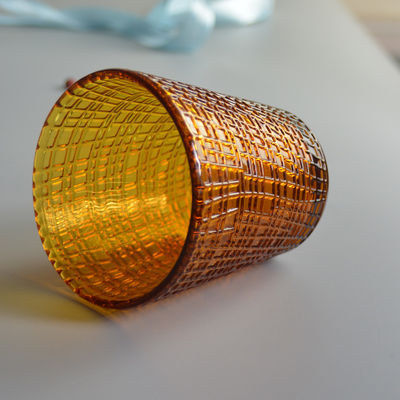 calidad Modelo de lino grabado en relieve Amber Glass Tea Light Holders sólida fábrica