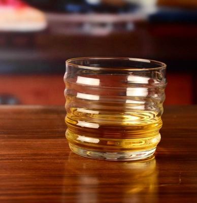 calidad Anti-deslizamiento Vidrio de whisky hecho a mano con patrón de onda fábrica