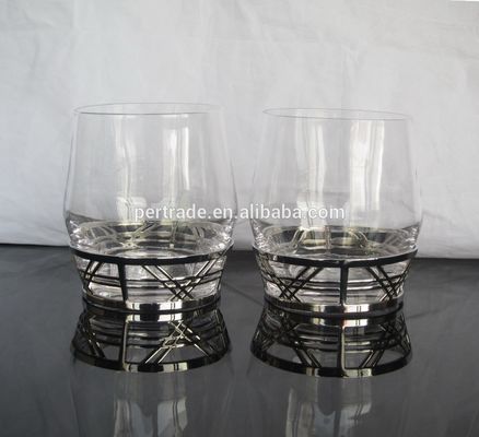 calidad Vidrio hecho a mano de cristal del whisky de la roca con base metálica retra del estilo, Crystal Whisky Glasses fábrica