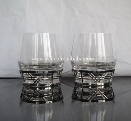calidad Vidrio hecho a mano de cristal del whisky de la roca con base metálica retra del estilo, Crystal Whisky Glasses fábrica