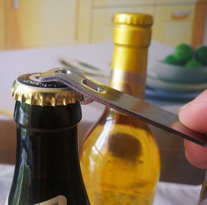 calidad Logotipo de marcas en relieve Vintage abrebotellas de acero inoxidable fábrica