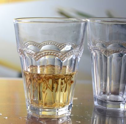 calidad Tumba de vidrio de 10 oz sin tallo con tangente múltiple en relieve fábrica