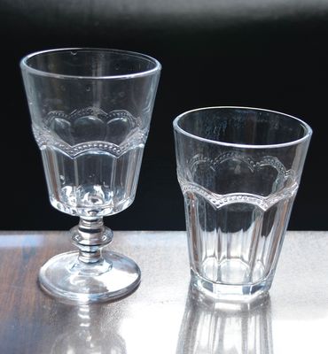 calidad Tumba de vidrio de 10 oz sin tallo con tangente múltiple en relieve fábrica