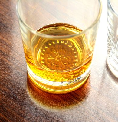 calidad Vaso de bebidas de granel Concise Tumbler con patrón de flores en relieve doble copa de vidrio de moda antigua fábrica