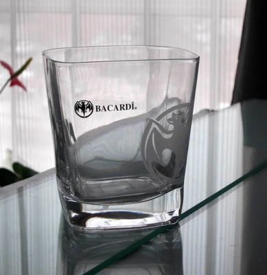 calidad Modifique la impresión para requisitos particulares Logo Bacardi Whiskey Tumbler Glass, vidrios cuadrados del whisky fábrica
